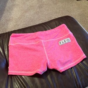 Small electric heather pink Fleo shorts